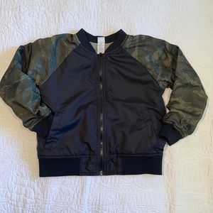 Old Navy reversible light weight black and camo jersey lining size 5 kids jacket